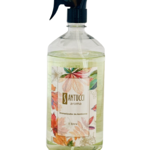 Descrição da imagem: "Frasco transparente de aromatizador de ambiente com pulverizador, marca SANTUCCI aroma, de 1 litro, com um rótulo decorado com folhas coloridas."